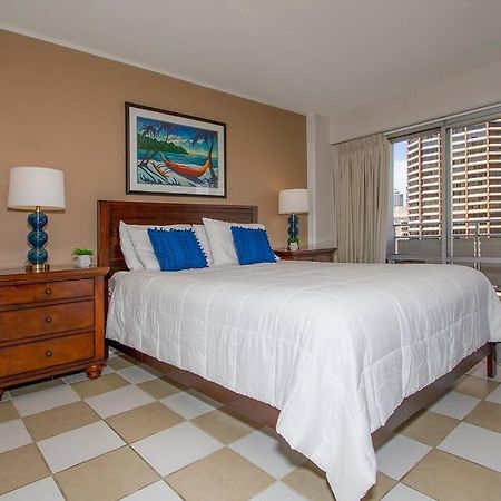Resort Life At A Low Price- Ilikai Hotel Honolulu Exterior photo