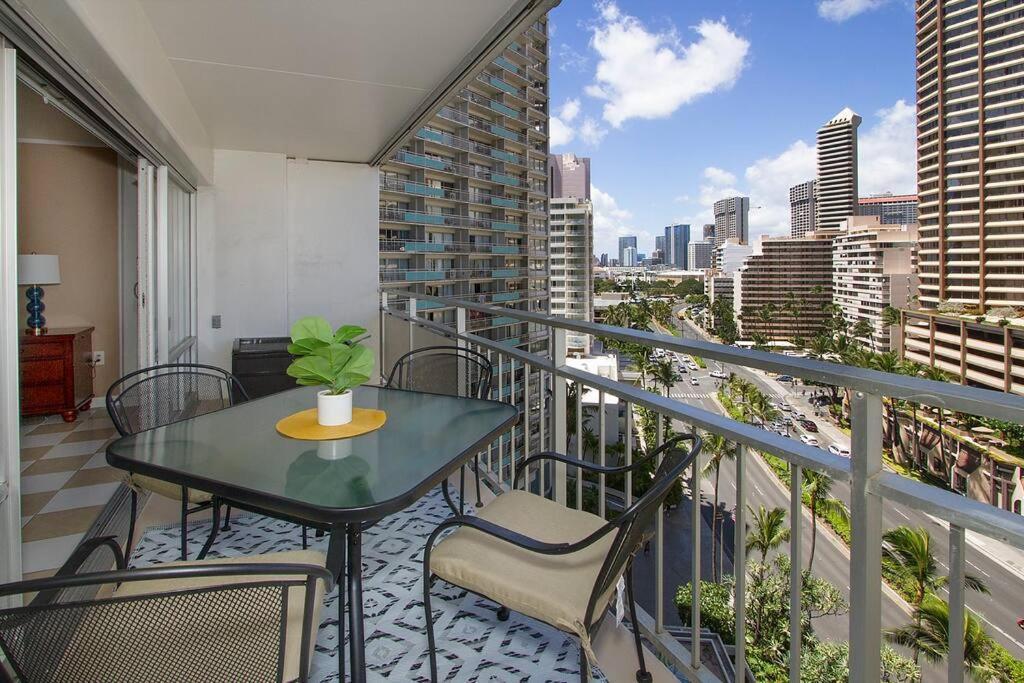 Resort Life At A Low Price- Ilikai Hotel Honolulu Exterior photo