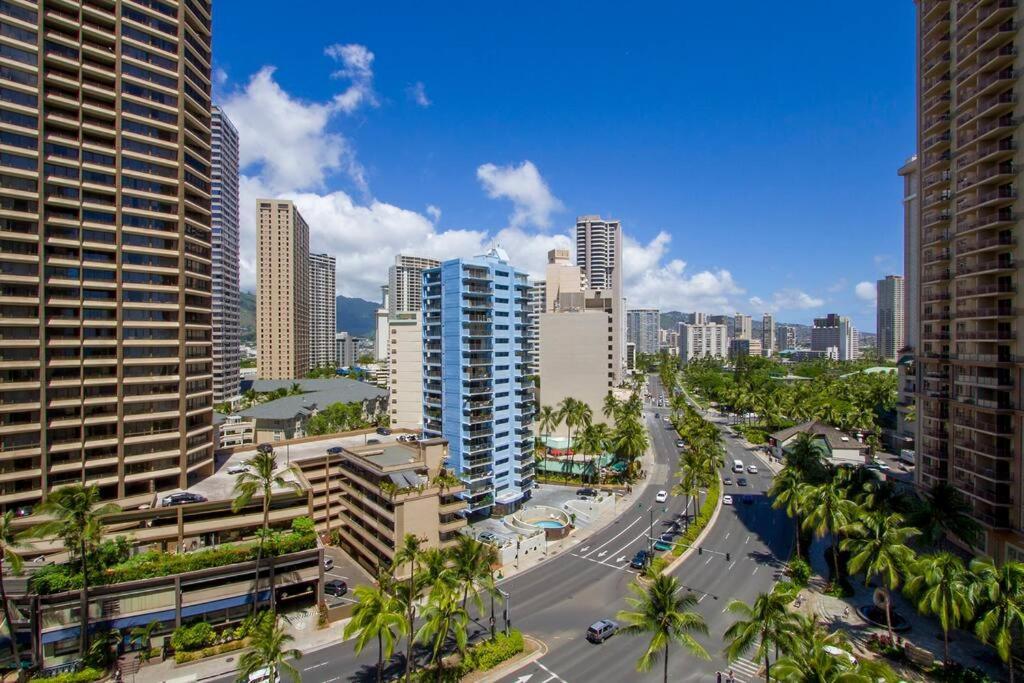 Resort Life At A Low Price- Ilikai Hotel Honolulu Exterior photo